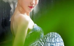 女孩迈开腿让男孩给她打扑克